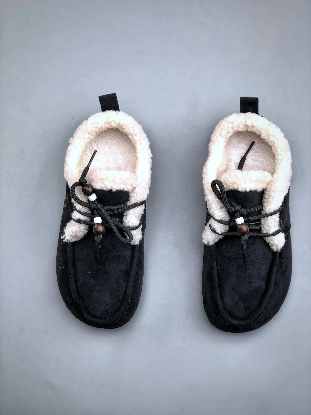 💰260 supports store Z UGG2025ss official website latest hanni thick sole, I love it so much, and it is very light and easy to wear. When paired with socks, it has a super sweet girly feel. Dopamine color, full of vitality, really super girl ~ fall in love at a glance, original upper material, original outsole, soft and comfortable on the feet, versatile, long legs in seconds, a must-have summer item Code number: 35-40